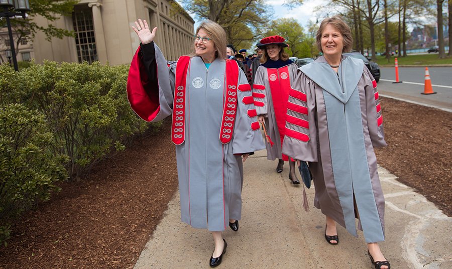 #DYK With every new MIT president comes new presidential regalia. Presiding over her first MIT Commencement this week, President Sally Kornbluth wears a silver-gray academic robe whose open sleeves, lined with red satin, have four cardinal red bars outlined in silver-gray piping.