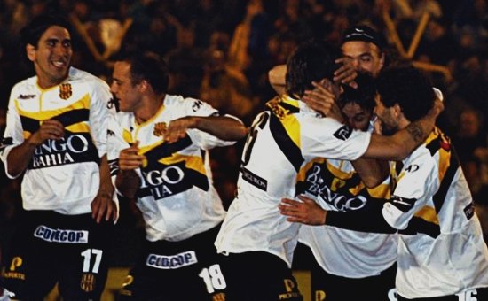 NicoFernandezBB's tweet photo. 📅⚽️ #UnDíaComoHoy 1/6/2008, uno de los partidos más emotivos de @Olimpo_Oficial en Primera: le ganó 3-2 al #SanLorenzo de Ramón #Díaz. #Barrado -2- y #Mancinelli (en el último minuto) hicieron los goles. El DT aurinegro era Daniel #Florit ⚫️🟡

📺 MIRÁ: https://t.co/jjyezrAwTk https://t.co/HKHS78AVEe
