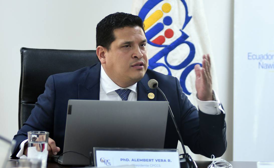 ElDatoEcua's tweet photo. #Urgente ¡LA FISCAL VIVE UN ACOSO LIDERADO POR ALEMBERT VERA!

“Hoy a la madrugada la Fiscal Diana Salazar me ha enviado un video donde amenazan con asesinar a su hija y a también a ella, sino hacen lo que ellos están pidiendo, en este momento la fiscal está viviendo un acoso del correísmo, liderado por Alember Vera”. Manifestó, Fernando Villavicencio