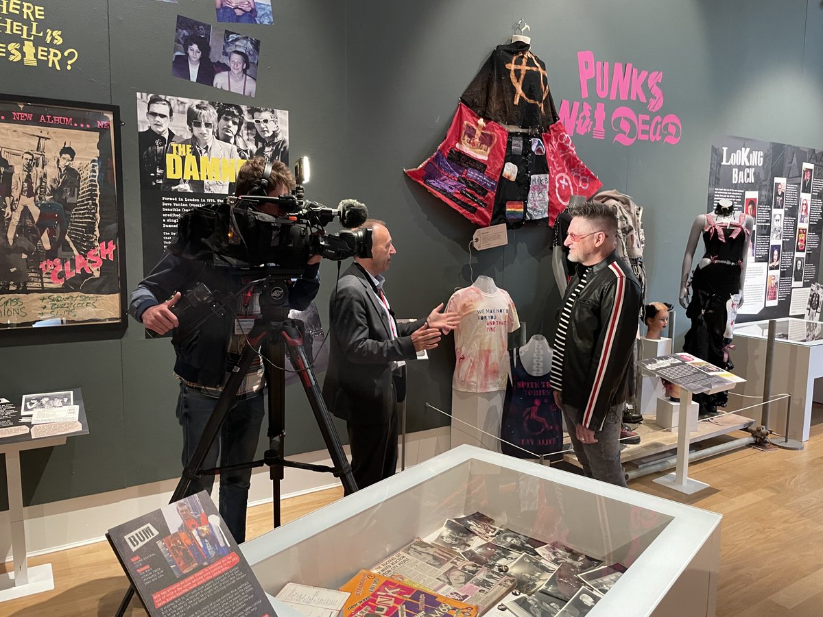Oi oi get ready for 6 pm tonight on @itvnews @ITVCentral for interviews with Joe Nixon of @archcreative and Wayne Large, a fantastic local photographer whose early punk photography can be seen throughout the exhibition!

#punk #punkrock #punkrandr #punkisntdead #punksnotdead