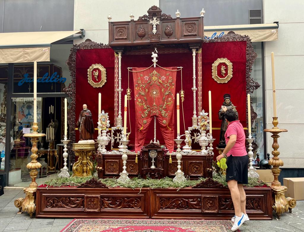 Ayto_Sevilla's tweet photo. ⚜️ Visitas guiadas el miércoles 7 de junio a los altares, balcones y escaparates del Centro con motivo del #CorpusChristi23.
🏵️ Puedes apuntarte de forma presencial en #tuDistrito Casco Antiguo, o llamando a los teléfonos 955471741/ 48/ 49 en horario de 10:00 a 13:00 horas. https://t.co/vdab1gJ7bC