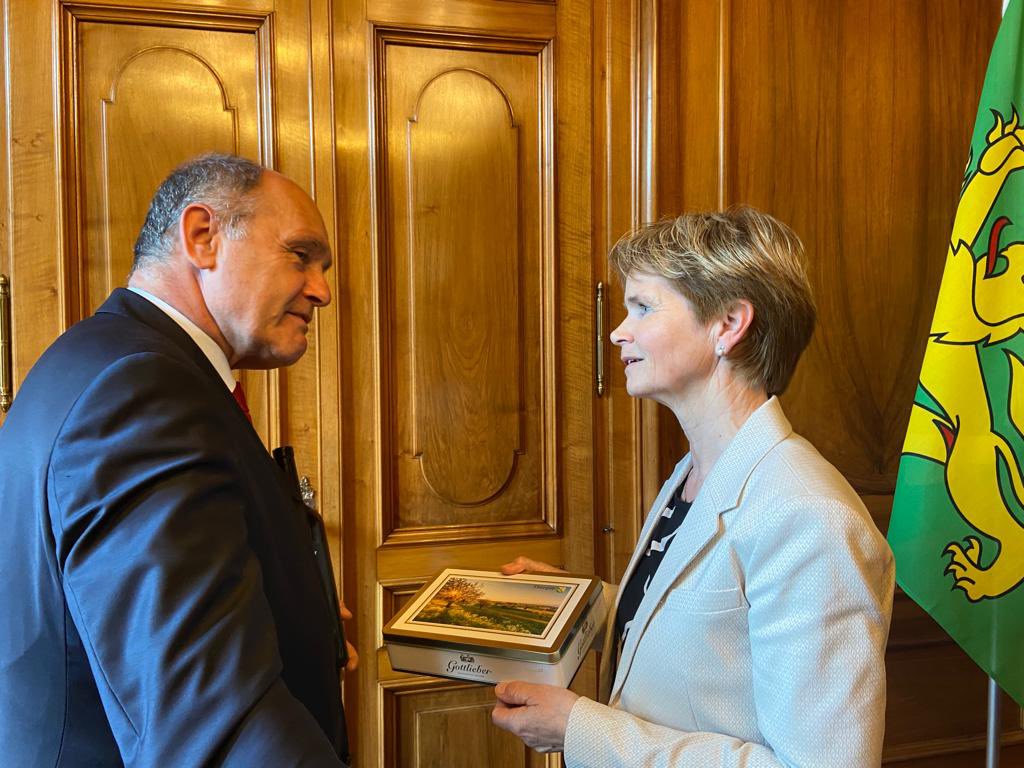 AustriaInCH's tweet photo. Besuch des 🇦🇹 Nationalratspräsidenten Wolfgang Sobotka - Zusammentreffen u.a. mit 🇨🇭Nationalratspräsidenten @martin_candinas, Ständeratspräsidentin @B_Haeberli Koller, Bundesrat @ignaziocassis  und Vizepräsidenten des @SNB_BNS Direktoriums Martin Schlegel @MFA_Austria https://t.co/nT95oFp5mX