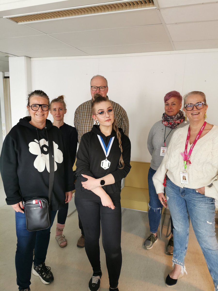 Mitä mukavin työtehtävä tänään <a href="/KiipulaAO/">Kiipulan Ammattiopisto</a> Tampereen toimipaikassa. Mitalikahvit #taitaja2023 kultamitalisti Sherin kanssa. Sherin pongot liiketoimintalajissa 99/100! Mukana opettajat ja valmentajat. Yhteistoiminta on parasta 👍