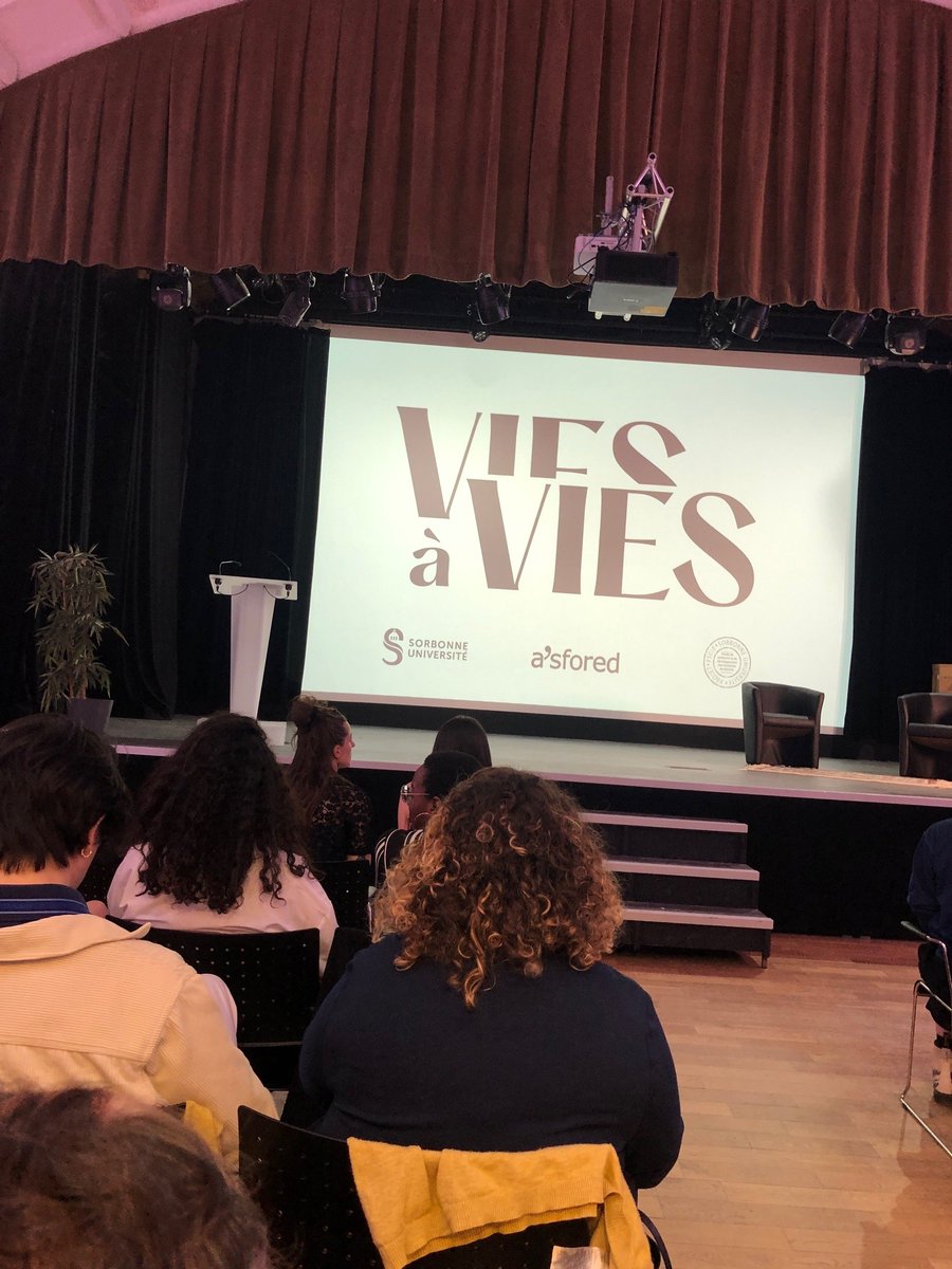 Asfored's tweet photo. Découvrez en images la soirée de lancement de l’ouvrage « Lignées », organisée par la maison d’édition : Vies à Vies Éditions, crée par les Masters 2 CREM.Encore bravo à eux!
#asfored #edinovo #lancementdelivre #projetcollectif #bravoatous #fierté #viesavies #sorbonneuniversité https://t.co/BgFw5oipUe