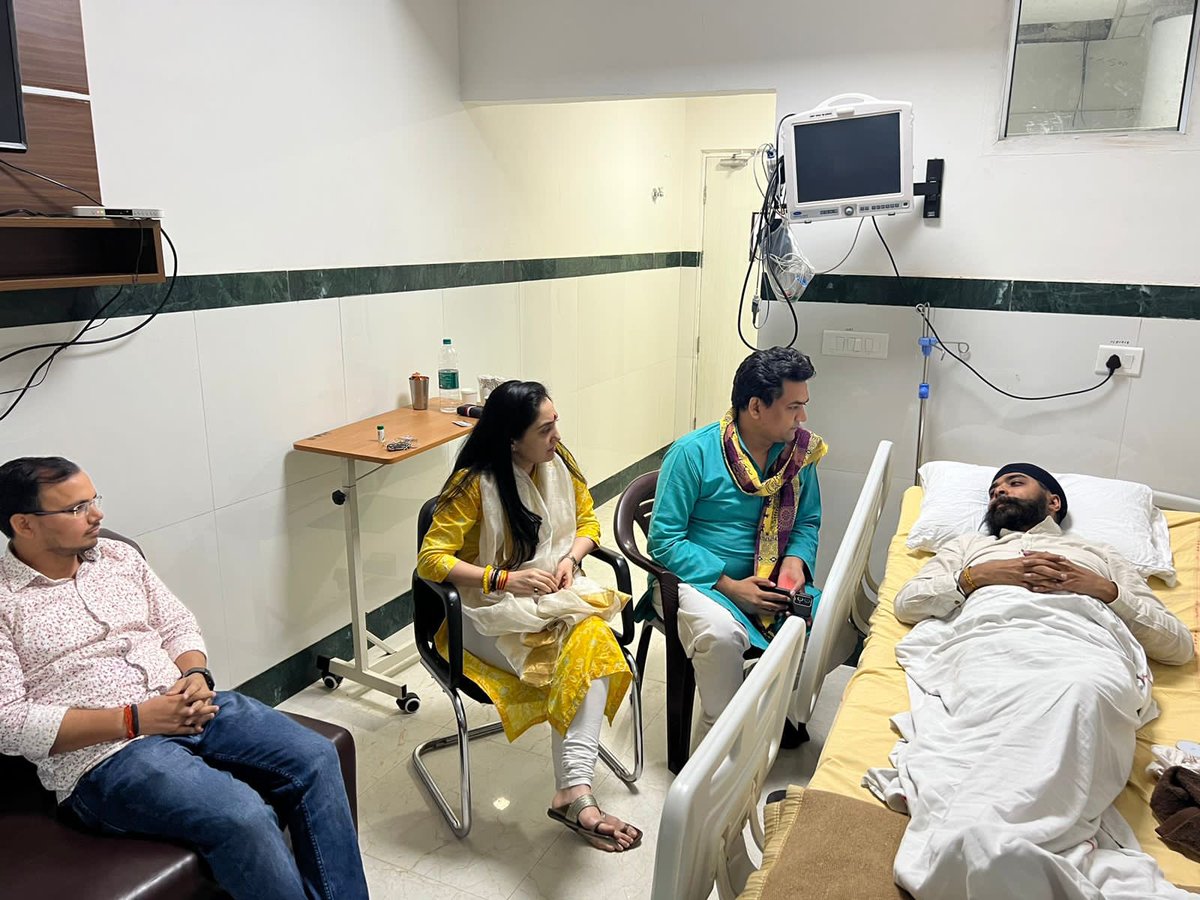 KapilMishra_IND's tweet photo. आज मैं और बहन @NupurSharmaBJP भाई @TajinderBagga से मिलें 

हम तो बीमार दोस्त से मिलने गए थे लेकिन मिले वहीं जोश और ऊर्जा से भरपूर ठहाके लगाते बग्गा भाई

भाई को फोटो के लिये ज़बरदस्ती लिटाया गया है 

एक ऑपरेशन है पर कोई गंभीर बात नहीं 

साथ में भाई @iSinghVikash और भाई@nitinsrivas_IND भी