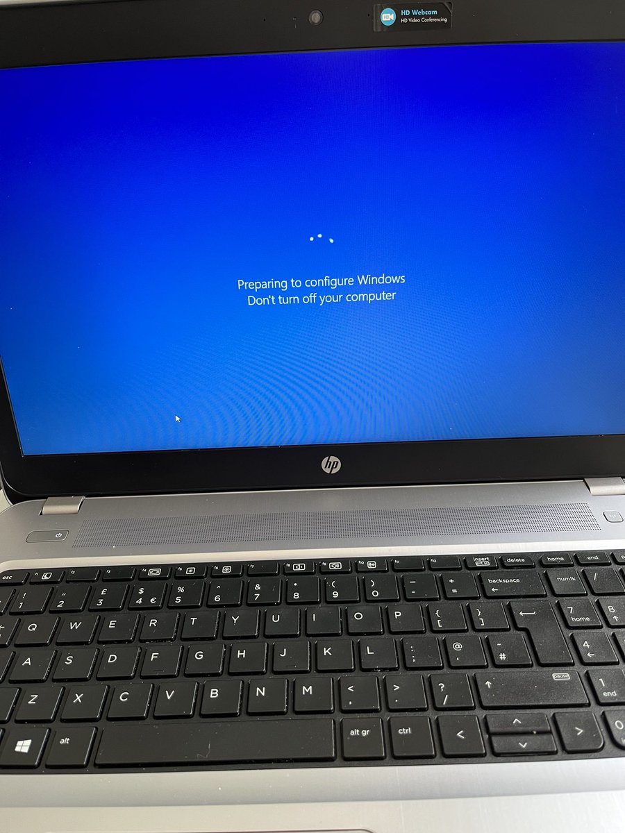 MelanieHenwood's tweet image. Hours of this nonsense, as if it has never been asked to install an update ever #WindowsUpdates 🤔😩🙄