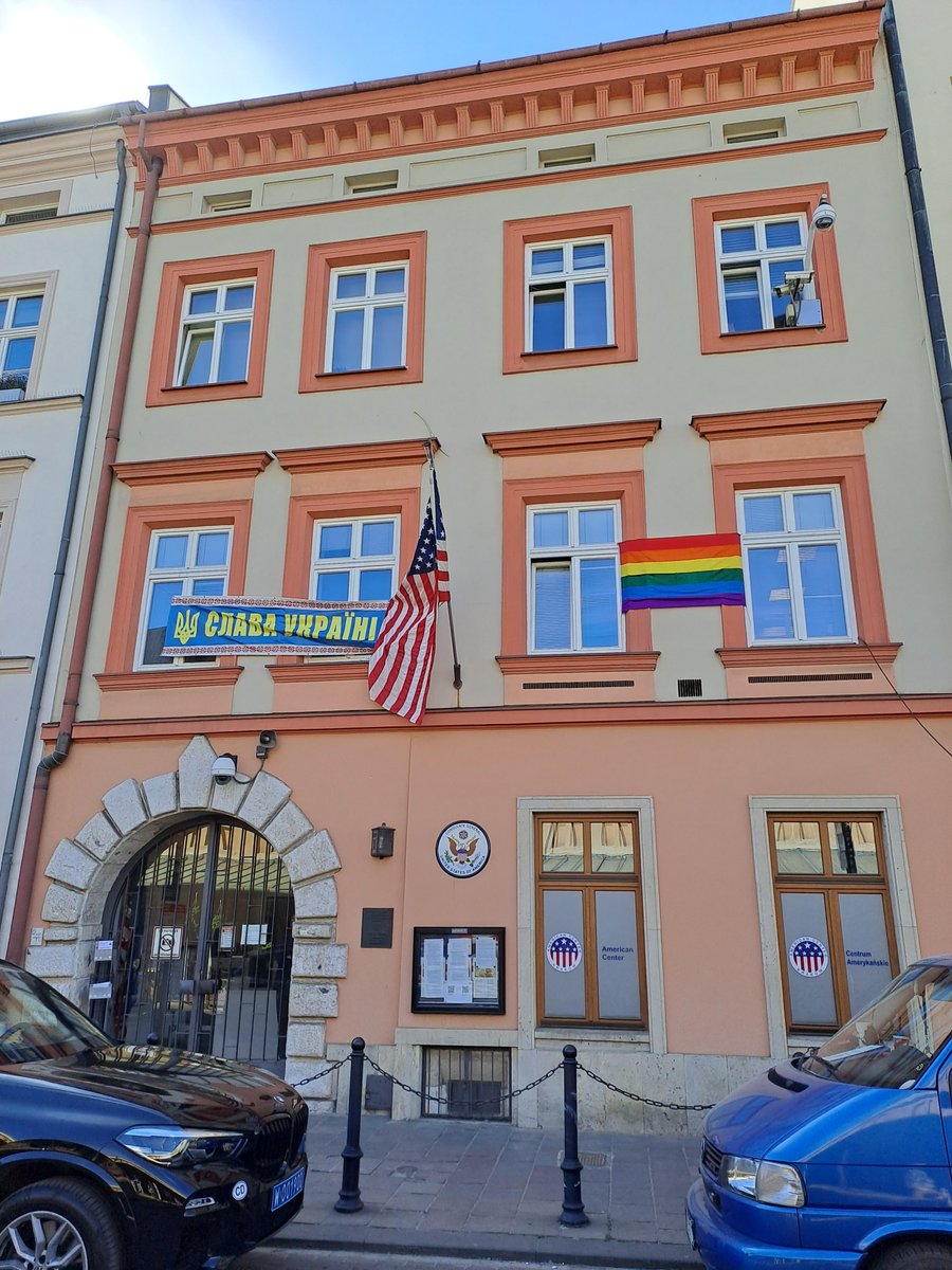 Tak dziś wygląda konsulat USA na Stolarskiej w Krakïvie. - Pedałom i herojam slava! 🪓 - Tryzubom slava! 🪓