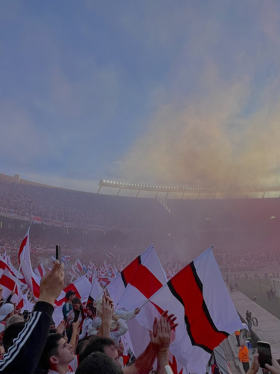 el día q me muera 
yo quiero mi cajón 
pintado rojo y blanco 
como mi corazón.