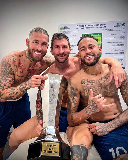 psgbuenosaires's tweet photo. Nos quedamos con esto! ✨️🏆🇦🇷

• "Nos sentimos sumamente orgullosos de que nos elijas como club, que seamos parte de tu gran trayectoria. No nos alcanzarán las palabras para demostrar tanto amor y agradecimiento hacia vos. El mejor jugador del mundo, vistiendo nuestros colores, nuestro escudo. Gracias Leo por haber sido un parisino más en estos dos largos años. Por dejar tu huella en nuestra historia. Sos admirable y nunca vas a dejar de serlo. Que sigan tus éxitos". 

- Comunidad @psgbuenosaires ❤️💙
