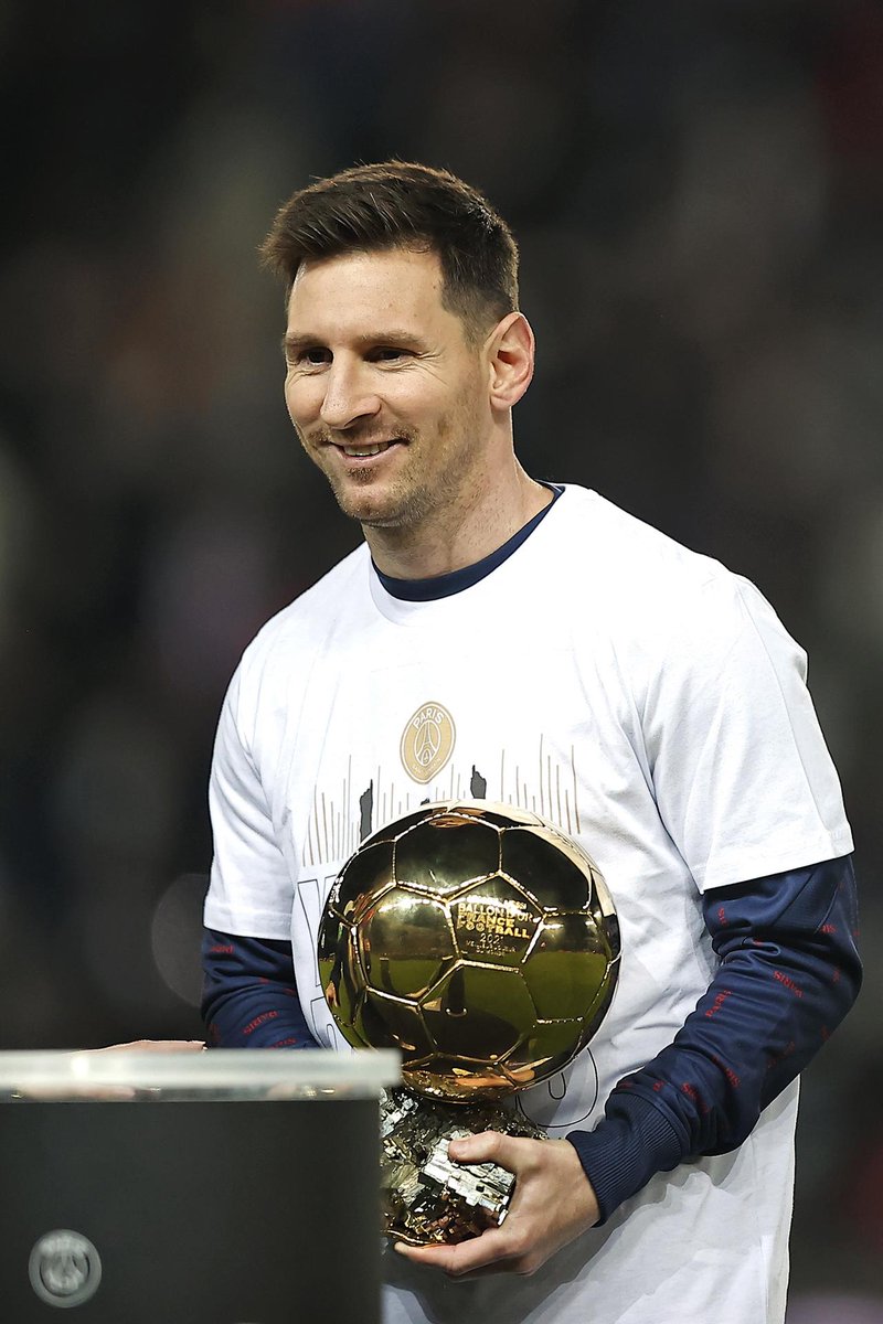 psgbuenosaires's tweet photo. Nos quedamos con esto! ✨️🏆🇦🇷

• "Nos sentimos sumamente orgullosos de que nos elijas como club, que seamos parte de tu gran trayectoria. No nos alcanzarán las palabras para demostrar tanto amor y agradecimiento hacia vos. El mejor jugador del mundo, vistiendo nuestros colores, nuestro escudo. Gracias Leo por haber sido un parisino más en estos dos largos años. Por dejar tu huella en nuestra historia. Sos admirable y nunca vas a dejar de serlo. Que sigan tus éxitos". 

- Comunidad @psgbuenosaires ❤️💙