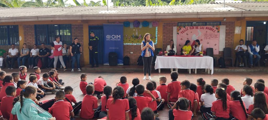 OIMColombia's tweet photo. 🧵1/2 En la zona rural de #Cúcuta, participamos de la jornada de entrega de 500 kits escolares para niños, niñas y jóvenes refugiados y migrantes 🇻🇪, retornados🇨🇴 y pertenecientes a comunidades de acogida. https://t.co/IVVC152lPW