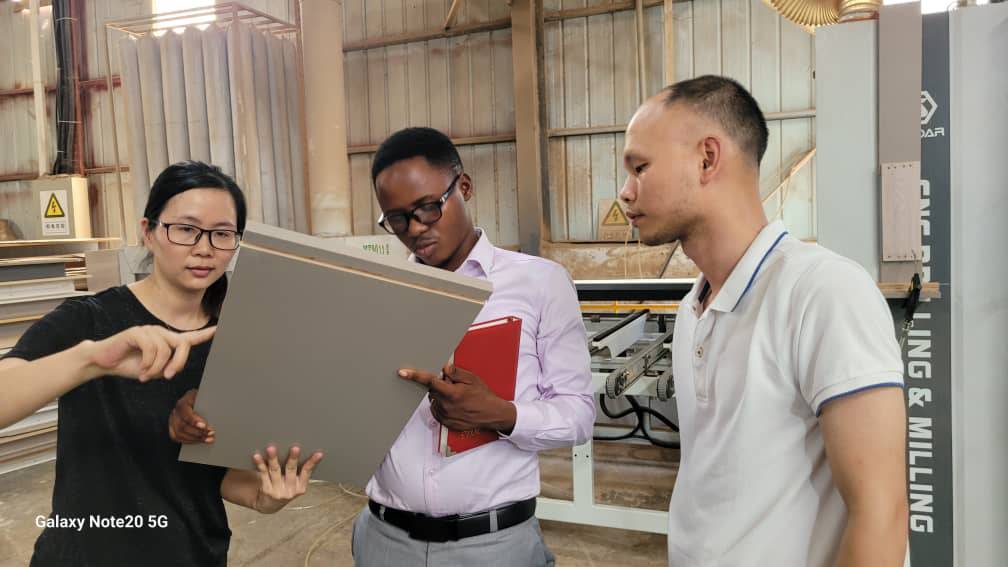 BmbcBi's tweet image. 2/3: Uru rugendo rubaye inyuma y'umwaka @BmbcBi iri mu #biganiro n' ayo mashirahamwe kugira bumvikane ukuntu bagiye gukorana. 
Hazosinywa #Amasezerano atari make azotwara #amafaranga menshi.

@MweneKajekurya @MielsBurundi @ObuhaOffice @Capt_Dukundane 
@RT_Isanganiro @BurundiEco