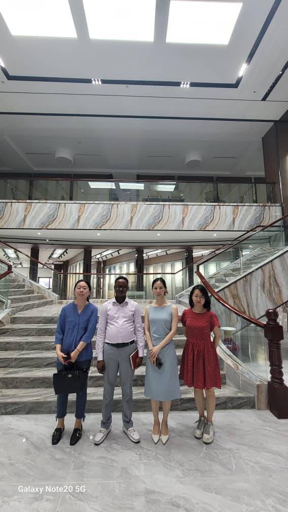 BmbcBi's tweet image. 2/3: Uru rugendo rubaye inyuma y'umwaka @BmbcBi iri mu #biganiro n' ayo mashirahamwe kugira bumvikane ukuntu bagiye gukorana. 
Hazosinywa #Amasezerano atari make azotwara #amafaranga menshi.

@MweneKajekurya @MielsBurundi @ObuhaOffice @Capt_Dukundane 
@RT_Isanganiro @BurundiEco