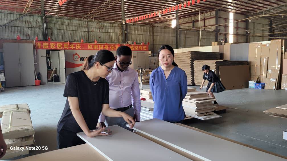 BmbcBi's tweet image. 2/3: Uru rugendo rubaye inyuma y'umwaka @BmbcBi iri mu #biganiro n' ayo mashirahamwe kugira bumvikane ukuntu bagiye gukorana. 
Hazosinywa #Amasezerano atari make azotwara #amafaranga menshi.

@MweneKajekurya @MielsBurundi @ObuhaOffice @Capt_Dukundane 
@RT_Isanganiro @BurundiEco