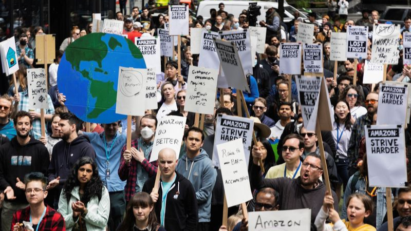 AUSGLOBALUK's tweet image. Some Amazon employees walk out in Seattle to protest climate, office policies

Visit: media.ausglobal.sc/2023/06/01/som… 

#AmazonEmployees #Walkout #Protest