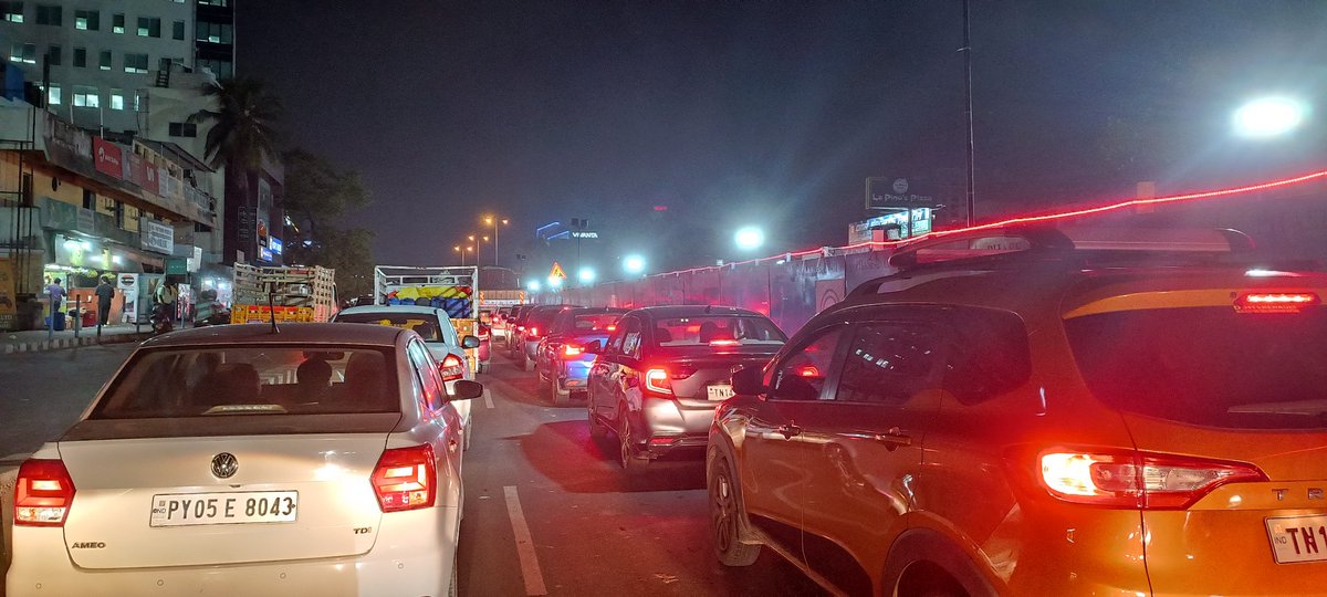 fomrra's tweet image. Missing #StreetLights and the glare of #SpotLights of @cmrlofficial construction. Can someone tell me why we are still paying 33 Rupees toll for this #TrafficJam of a ride? @CMOTamilnadu @evvelu @KN_NEHRU