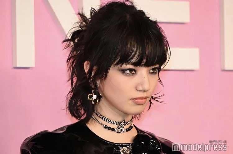 nana komatsu at chanel metiers d'art show in tokyo, the face card is insane