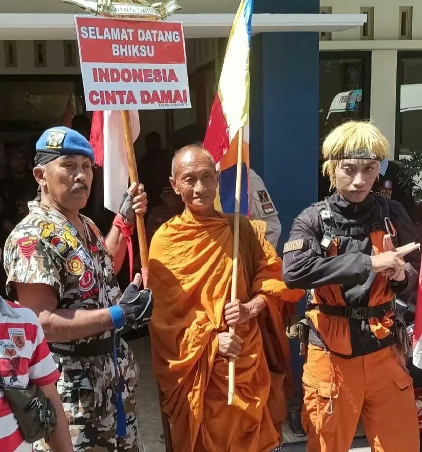 DavidWidyatmojo's tweet photo. Ninja mission escorting Monks from Thailand #thudong #borobudur 
#naruto #shinobi #pmi #redcross #rescue #akbara #disastermanagemen #cosplay @cosclip.id @kopral_bagyo @akbara.surakarta @mpb_akbara

Photi by @jeremy https://t.co/jQ3GlijAOu