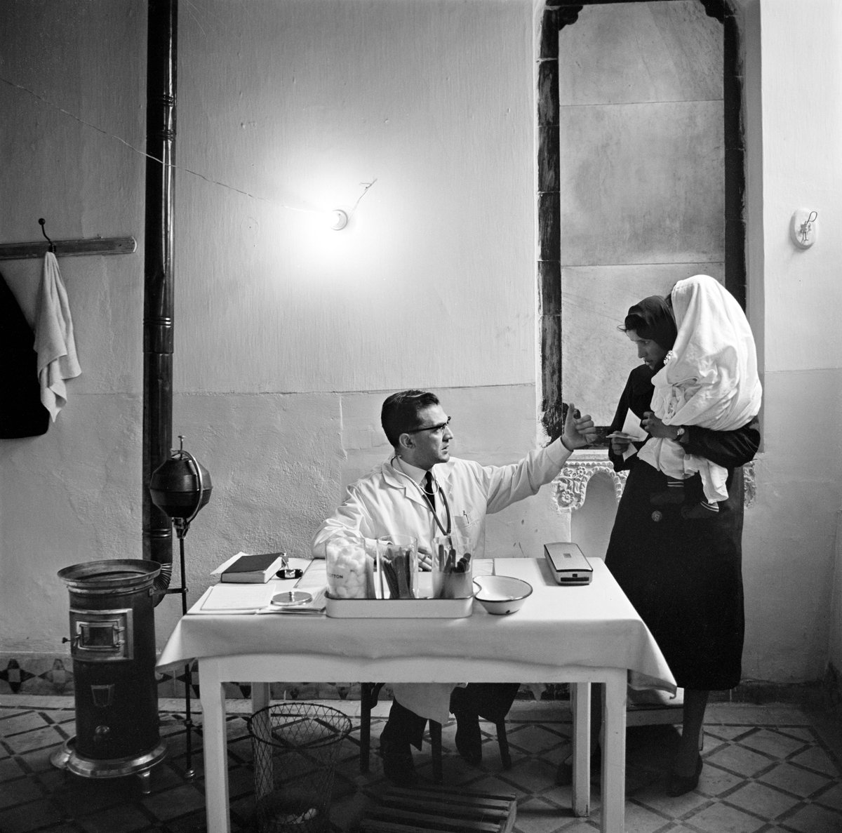 📸 Throwback Thursday 📸

A doctor gives medical advice to a patient in Damascus, circa 1957.

#UNRWA is committed to providing vital health services to #PalestineRefugees in #Syria📍

Access the UNRWA archive 📷👇unrwa.photoshelter.com/index

#UNRWAworks #forPalestineRefugees