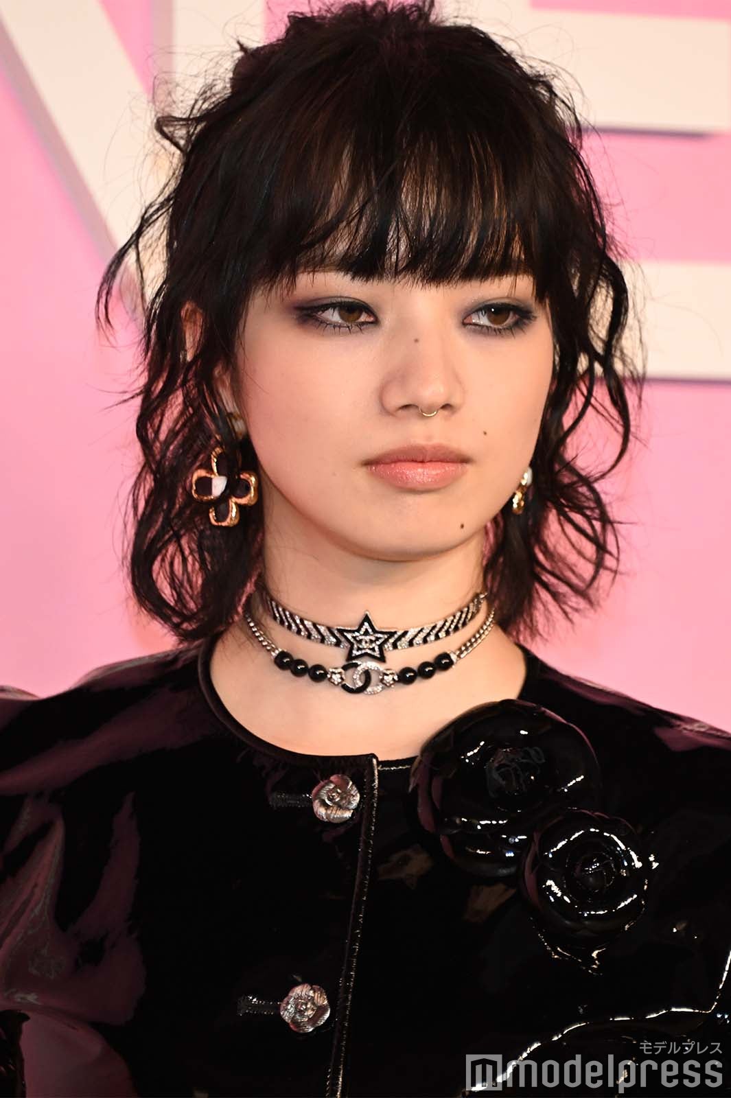 【CHANEL】小松菜奈さん着用モデル メタルロゴフレーム 3480 目を引くファッションの小松菜奈がCHANELのショーを鑑賞！360度