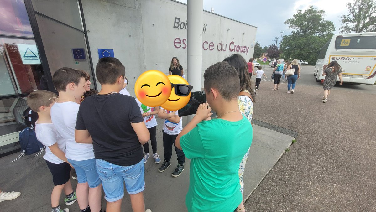 Les p'tits reporters de l'école de Boisseuil en action lors du spectacle des P'tites Cies 87 sur le thème d'Alice aux pays des merveilles <a href="/87_usep/">USEP 87</a> <a href="/Dsden87/">DSDEN de la Haute-Vienne</a> <a href="/aclimoges/">Académie de Limoges</a> @