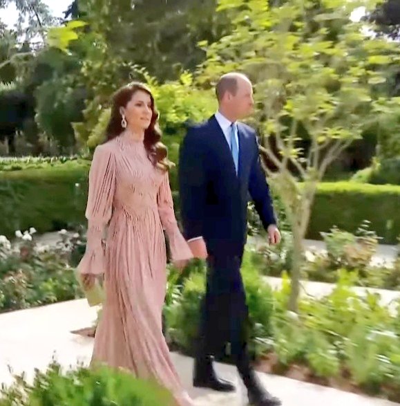 I love how regal and stunning William and Catherine look at the #jordanroyalwedding 😍💗👑