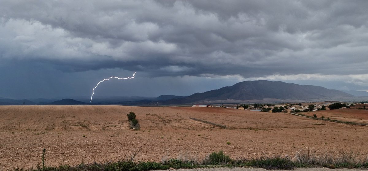 JuanmaMoralejo's tweet photo. Así se formaba la tormenta los campos de Caravaca de la Cruz y Moratalla. 
@agomezmeteo_tve
@Isabelscribano
@IsabelIsamoren 
@tiempobrasero 
@aquilatierratve
@JoannaIvars
@_FrostSE
@jacobpetrus_tve
@fcocachometeo 
@ElTiempo_tve
@la7tele
@MurciaNoticias
@RosaliaFdz
@MeteOrihuela https://t.co/jaaYNwV0B7