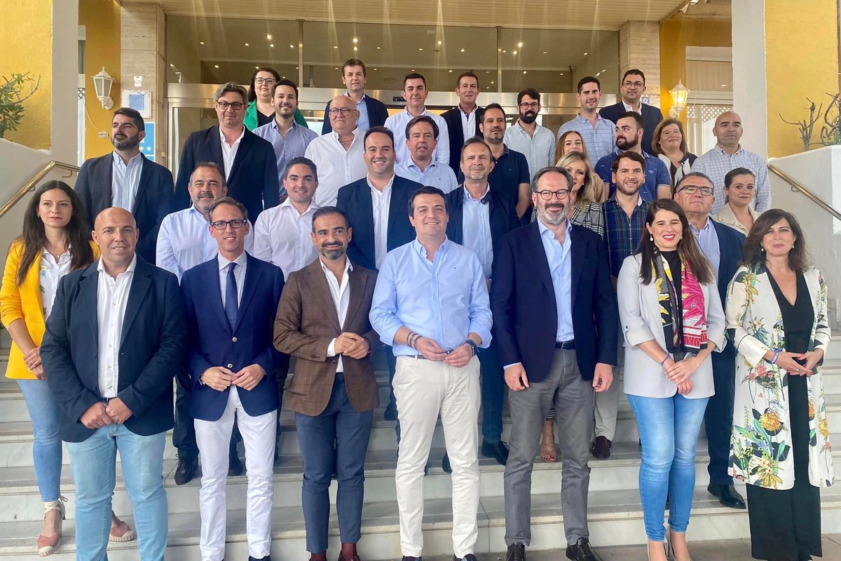 PPVvaDelRey's tweet photo. Los 33 alcaldes de @pp_cordoba. Orgullosos de ti, Javier Murillo Martin, y de que representes a nuestro pueblo #VillanuevaDelRey 👏👏 https://t.co/ILFbNhlzOd