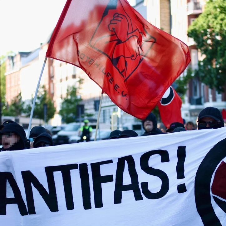 Auch in #Kiel nahmen am frühen Mittwochabend über 200 #Antifa|schist*innen an einer Spontandemo in Solidarität mit Lina und drei weiteren Genossen teil, die am Vormittag im #AntifaOst-Verfahren vorm OLG Dresden nach §129 zu harten Knaststrafen verurteilt wurden. #FreeLina