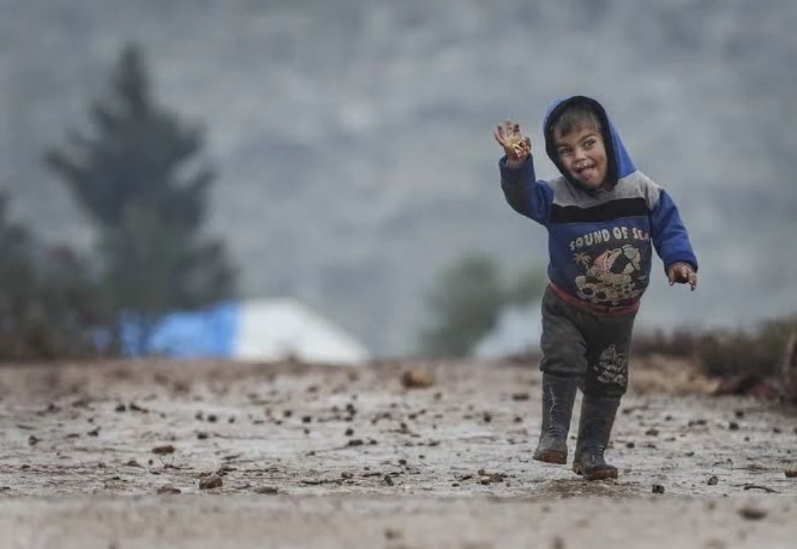 Gürdün mü bak
Dağılmış pazar yerlerine benziyor
Şimdi istasyonları ve dağılmış pazar
Yerlerine memleket Gelmiyor içimden
Hüzünlenmek bile Gelse de
Öyle sürekli değil
Bir caz müziği gibi gelip geçiyor hüzün
O kadar çabuk
O kadar kısa
İşte o kadar

#EdipCanSever
İyi geceler
Şevbaş