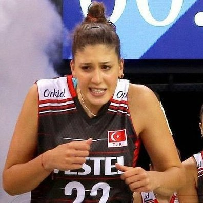 Temmzvolley's tweet photo. 🇹🇷İlkin Aydın hakkında Daniele Santarelli;

"Onu çok beğeniyorum. O harika bir oyuncu, çok dengeli bir oyuncu, akıllı bir oyuncu. Böyle oyuncuları çok severim. Benden daha farklı fikirleri olabilen bir oyuncu. Onu ilk gördüğümde çok iyi olduğunu anlamıştım. "

#FİleninSultanları https://t.co/fJhR0mlcim
