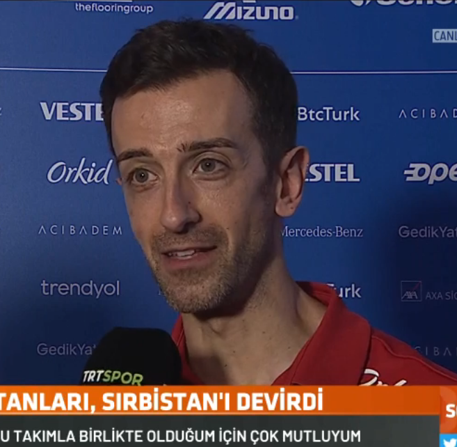Temmzvolley's tweet photo. 🇹🇷İlkin Aydın hakkında Daniele Santarelli;

"Onu çok beğeniyorum. O harika bir oyuncu, çok dengeli bir oyuncu, akıllı bir oyuncu. Böyle oyuncuları çok severim. Benden daha farklı fikirleri olabilen bir oyuncu. Onu ilk gördüğümde çok iyi olduğunu anlamıştım. "

#FİleninSultanları https://t.co/fJhR0mlcim
