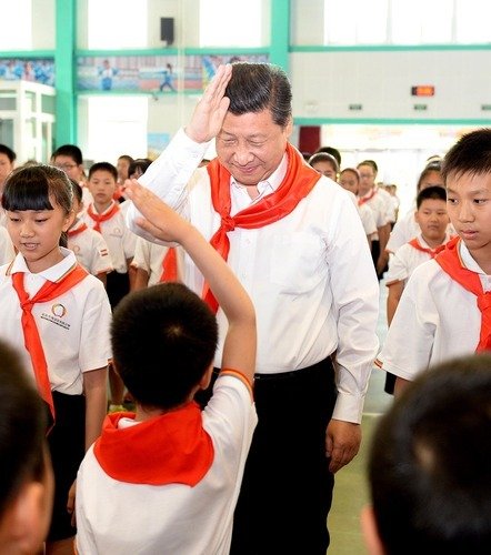 #习爷爷的暖心祝福‖
这是2014年5月30日，习近平总书记来到北京市海淀区民族小学，参加庆祝“六一”国际儿童节活动。