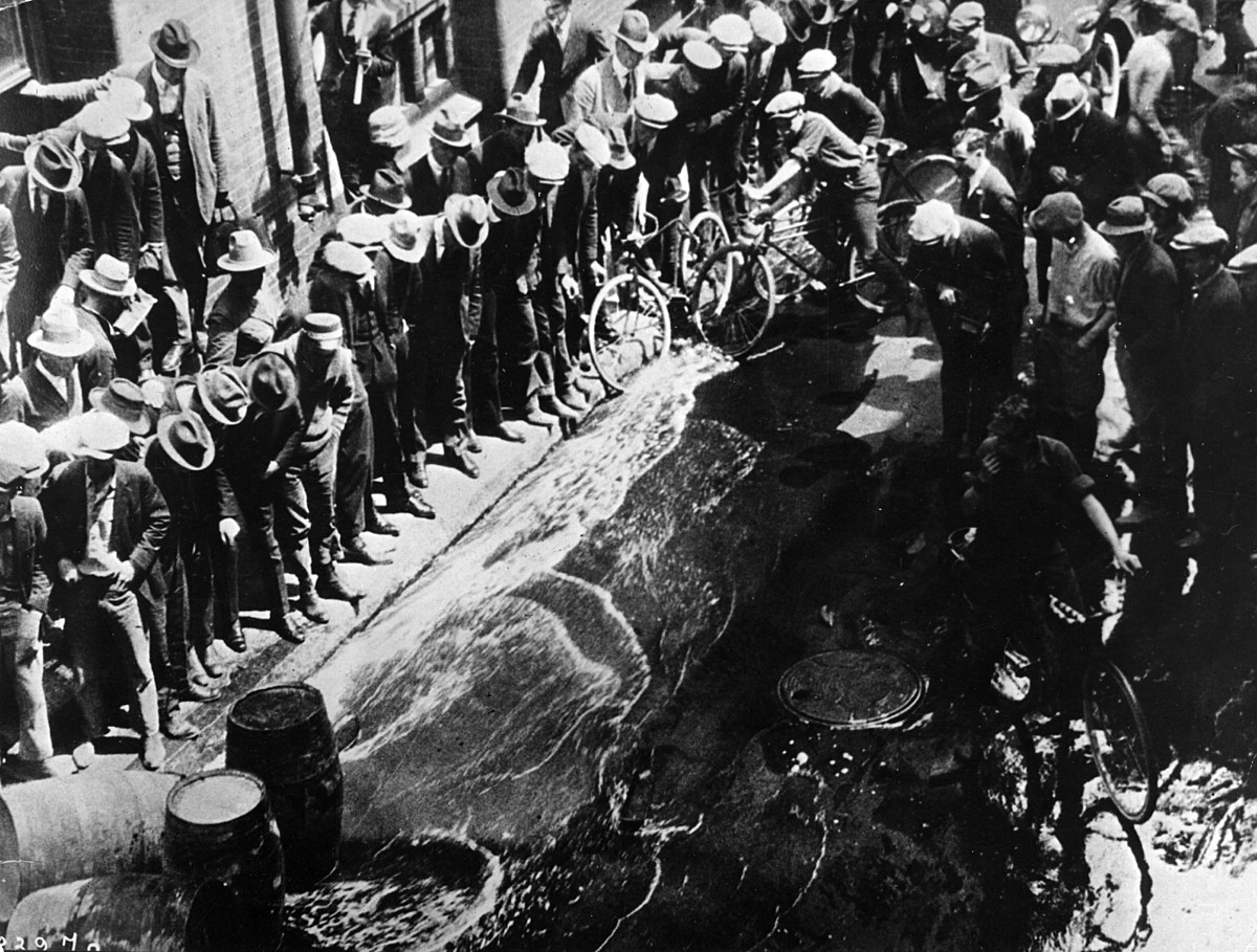 CLeyshonWriter's tweet photo. Portland Rum Riots #fridayprompt #weekendwriting #WritingCommunity #writersoftwitter #writers #writingprompts
@WritingFaction 2 June 1855: 3000 people riot when Portland's mayor, the 'Napoleon of Temperance', is caught with a $1,600 worth of 'medicinal and mechanical alcohol'. https://t.co/U9BFQKu2sP