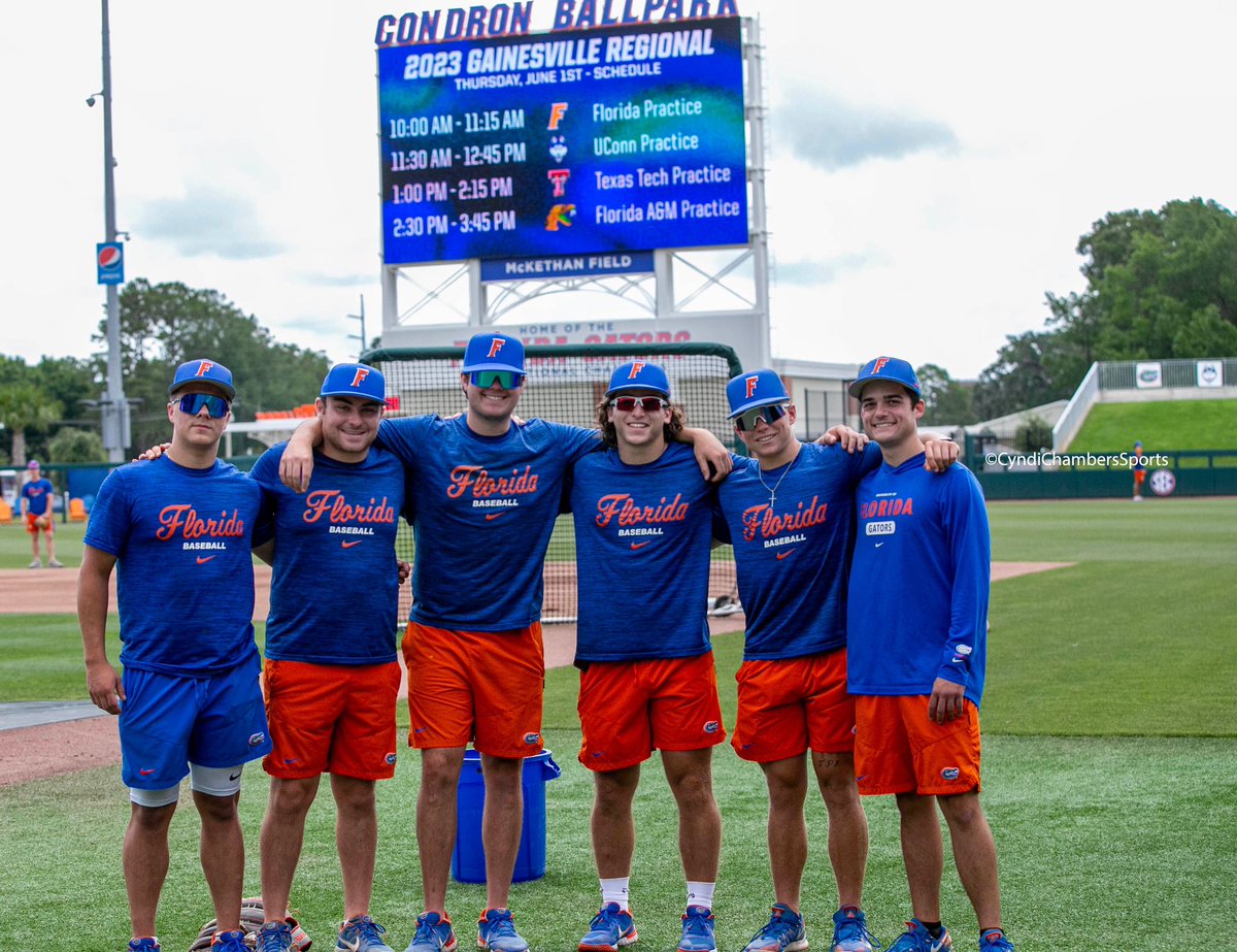 Cyndicha's tweet photo. The team behind the team 🧡⚾️💙
(Well, 1/2 of them anyway!)
@GatorsBB couldn’t get it done without them—hardest working guys at the ballpark—1st to arrive, last to leave, responsible for everything from unis to field prep. #studentmanagers #gatorgreats
(📷 @cyndicha) 🐊 https://t.co/rqzOQghMHP