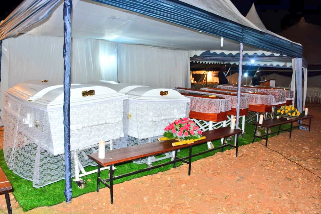 #BiriKuba: Ku Rwibutso rwa Jenoside yakorewe Abatutsi rwa #Kabgayi, hari kubera umugoroba wo kwibuka ku nshuro ya 29 Jenoside yakorewe Abatutsi.

Iki gikorwa kitabiriwe n'Ubuyobozi bw'Akarere, IBUKA, abayobozi mu nzego zinyuranye n'abaturage.#Kwibuka29