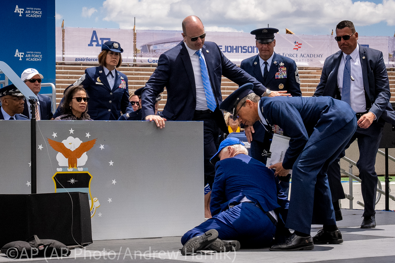 Andrew harnik on twitter president joe biden falls on stage during