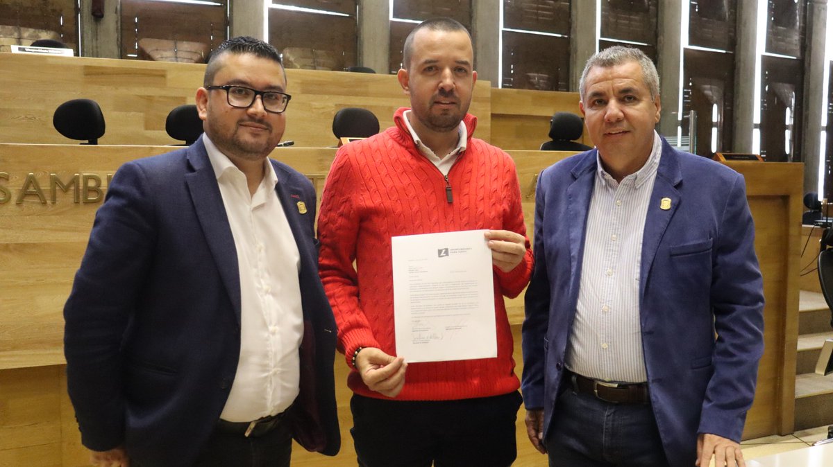 HernanTorresAlz's tweet photo. La mayoría de diputados que representamos al #PartidoLiberal en la Asamblea Departamental de Antioquia. Nos unimos a la petición de 29 congresistas nuestro partido. Para que el aval del  @PartidoLiberal  a la Gobernación de Antioquia sea otorgado al precandidato @JulianBedoyaL17. https://t.co/d0X5ZN9pfJ