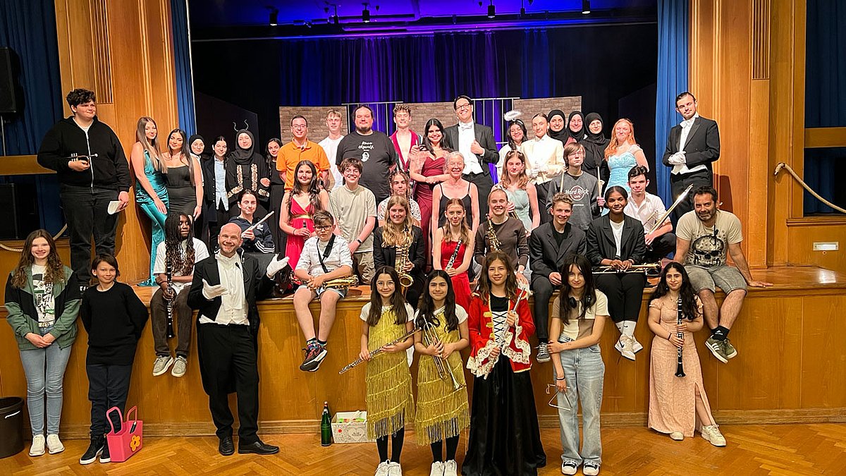 Dom_zuk's tweet photo. #Schultheater ermöglicht vielen SuS, die Welt der #Kultur und #Literatur auf eine besondere Art zu erleben.

Ich durfte bei der Generalprobe ein bisschen lauschen und bin auf morgen schon sehr gespannt. 
#eduNRW #twlz @StadtMG 

https://t.co/HsknJkWUro https://t.co/0SQHvjX7OP