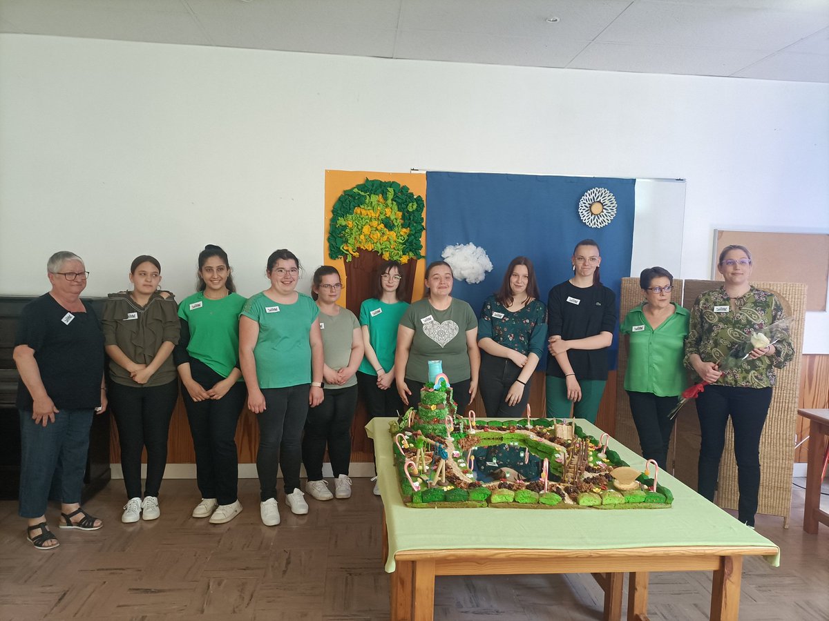 La réalisation du chef d'œuvre des CAP 1 ATMFC présentée et goûtée par les personnels du <a href="/LyceeMezeray61/">Lycée Mézeray-Gabriel</a> . Un projet culin'art magnifique et délicieux. Un projet ambitieux, bravo aux élèves et merci aux enseignantes !