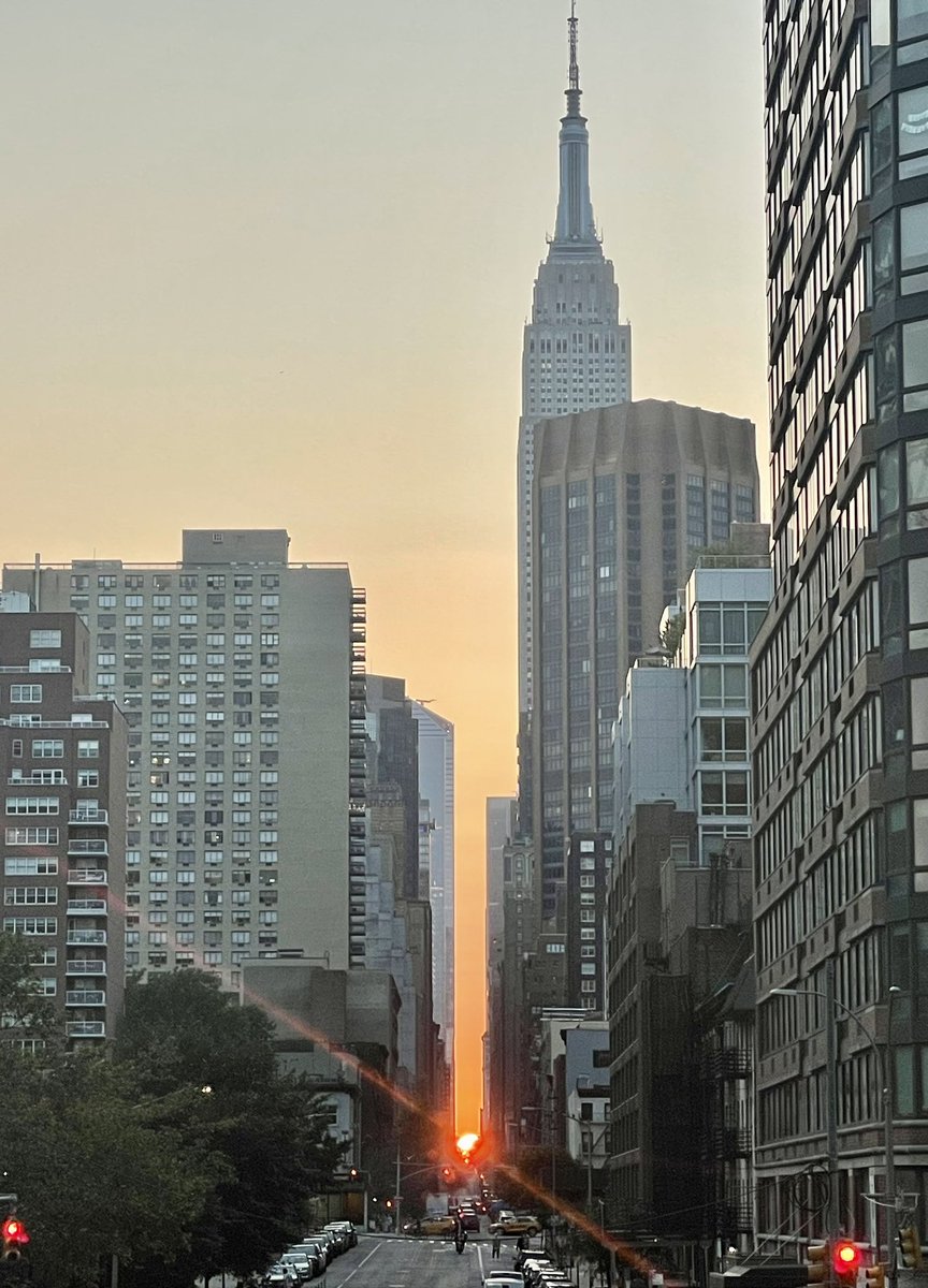 Caught #Manhattanhenge on my way out of the hospital yesterday evening. One-month countdown to finishing residency and a bittersweet goodbye to @NYUImaging @NYURadRes