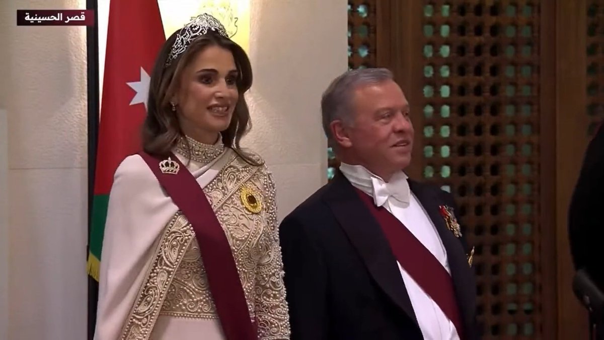 Queen Rania wears the Arabic Scroll Tiara (thecourtjeweller.com/2022/08/queen-…) for tonight's wedding banquet in Amman