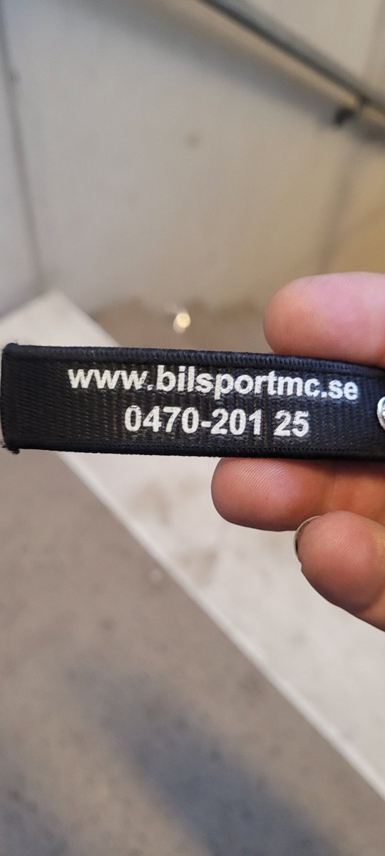 SLO_OrgryteIS's tweet photo. Upphittade nycklar på klacksektionen. Återfås mot beskrivning vilka nycklar som sitter på https://t.co/ELyGWUFLWk