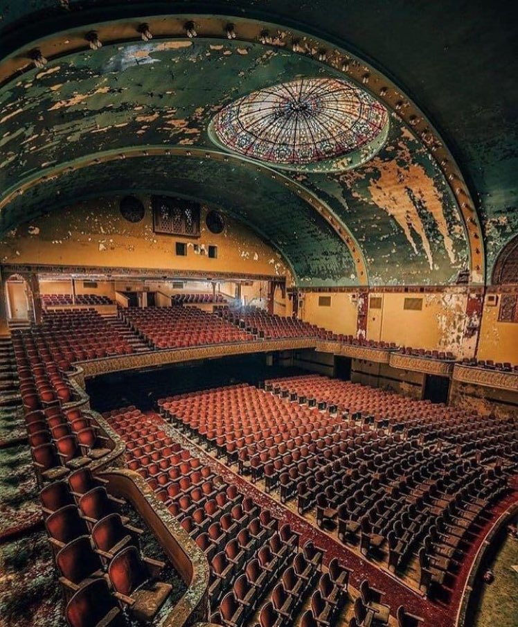 🏛️ Terk edilmiş bir tiyatro salonu. Irem Temple, ABD.