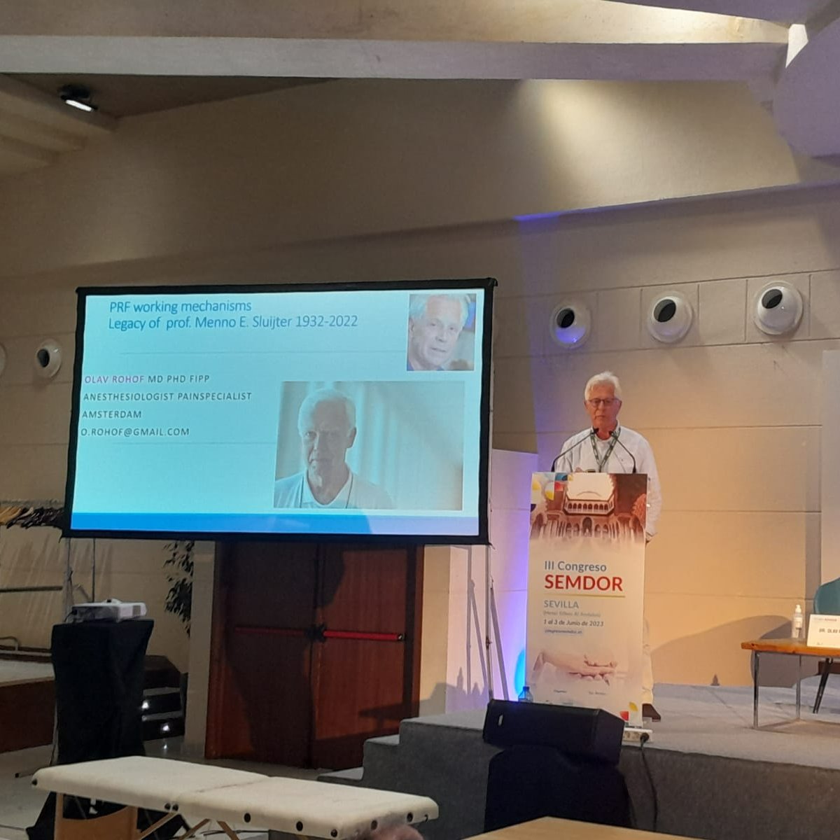 El Dr. Olav Rohof, uno de los especialistas más reconocidos a nivel internacional en el tratamiento del #dolor, durante la conferencia inaugural del #congresosemdor2023 sobre la radiofrecuencia.