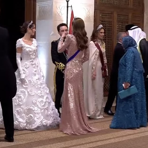 The Princess of Wales wears Queen Mary’s Lover’s Knot tiara and a Jenny Packham gown #jordanroyalwedding