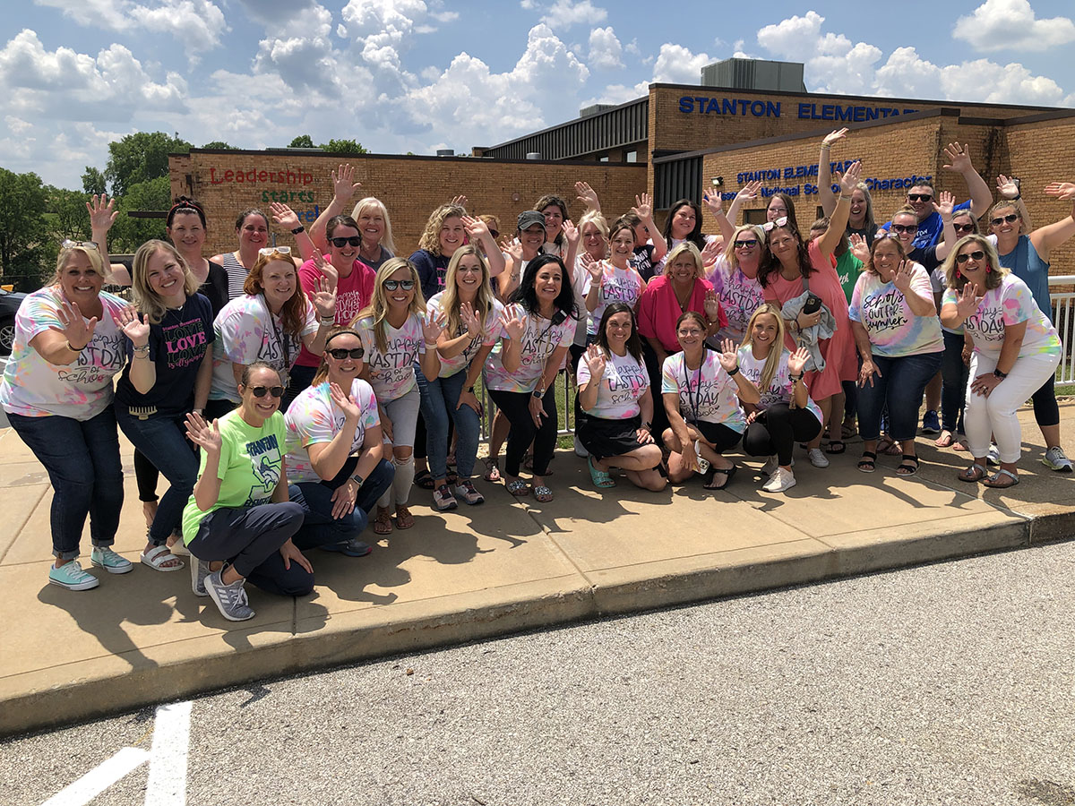 OneRockwood's tweet photo. It's the last day of the 2022-2023 school year in @rockwoodschools! During dismissal time, our teachers and staff gave hugs to students, waved goodbye and wished families a great summer. Here are a few images from Stanton Elementary! #RSDLastDay 👋☀️ https://t.co/aaVOZrScfk