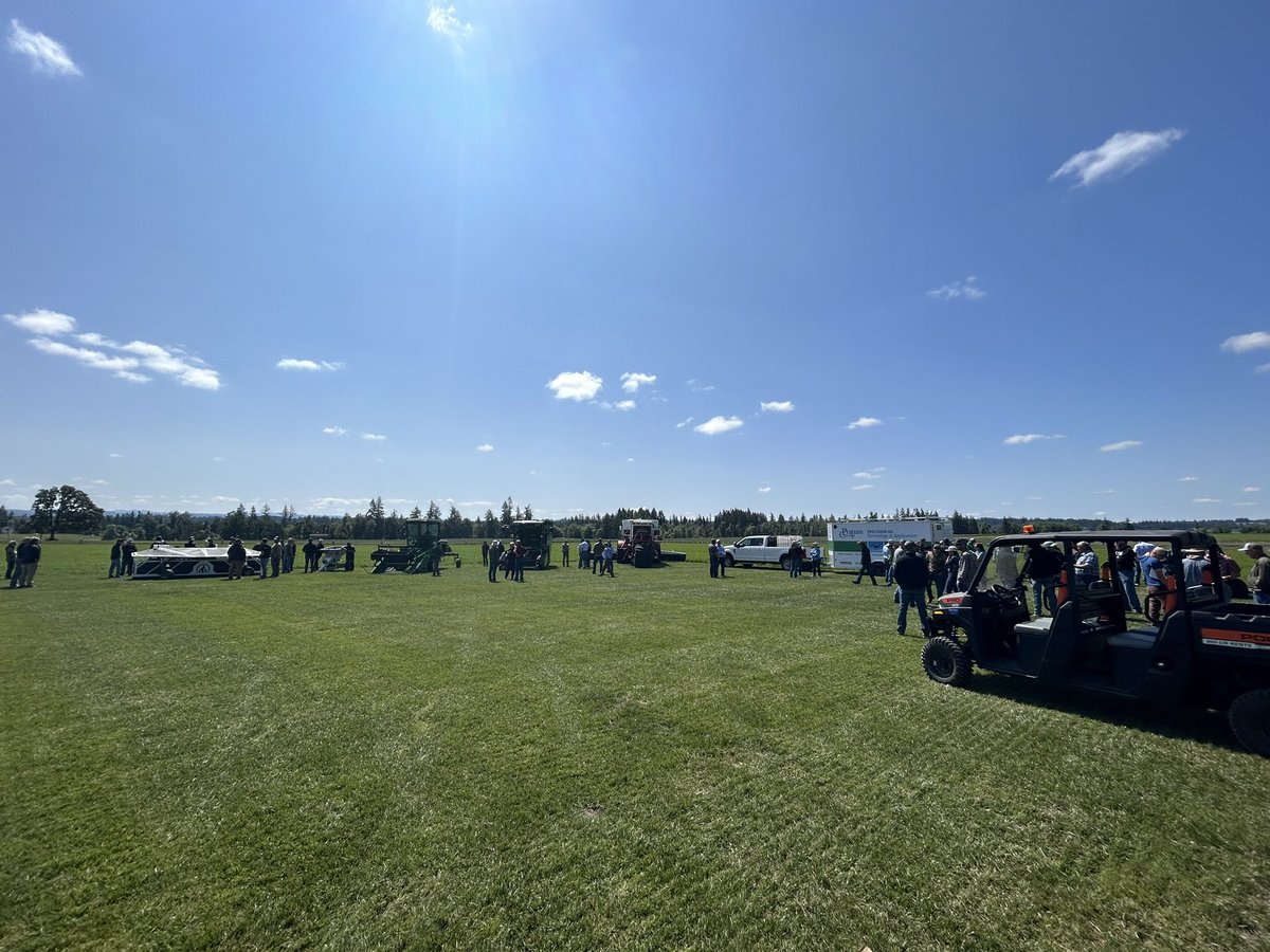 Landmarkseed's tweet photo. Exciting field innovation tour from our partners @PratumCoop 
All focused on using modern technologies to bring higher quality seed to the market!#droneapplication #autonomousspotsprayer https://t.co/ufnuDtRxS5