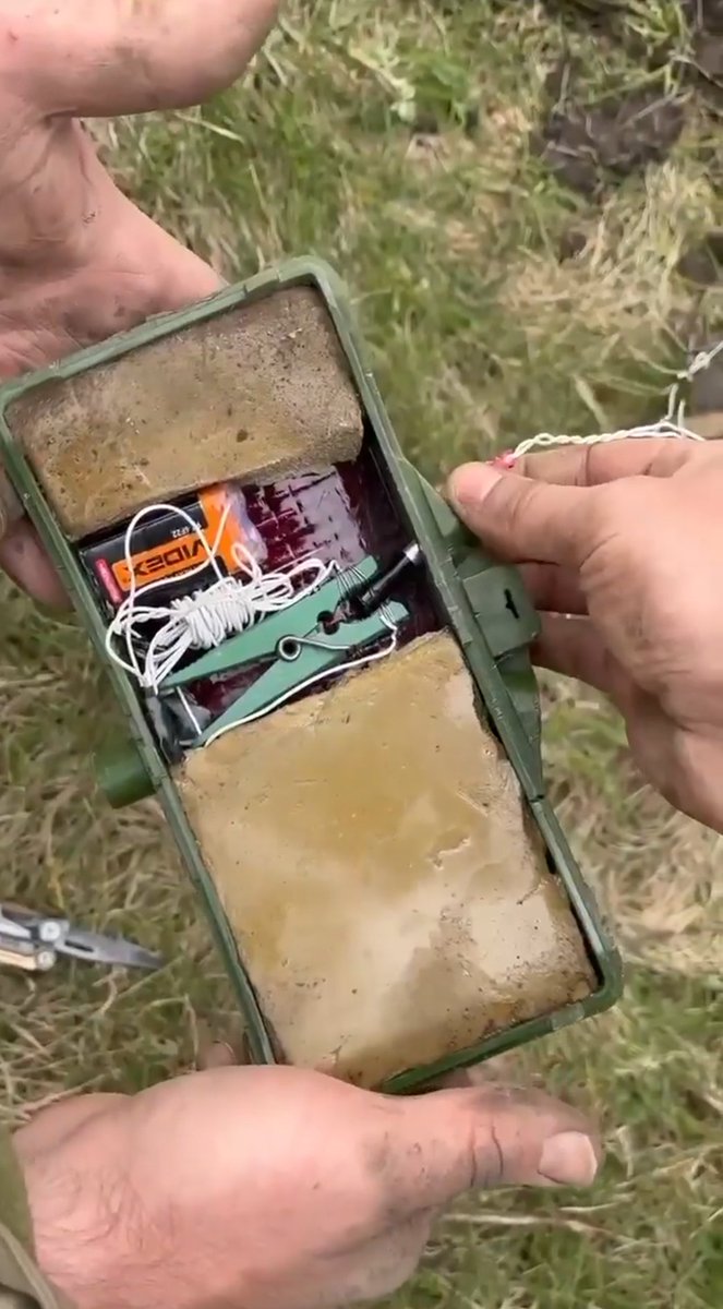 JanusThe2's tweet photo. Victim-operated #IED in #Ukraine; a modified MON-50 Soviet era anti-personnel mine in #Ukraine
When the mechanical pull is operated, the peg closes, metal contacts on the peg touch and an electrical circuit is completed, initiating an electrical detonator. https://t.co/deBRUDYBPW