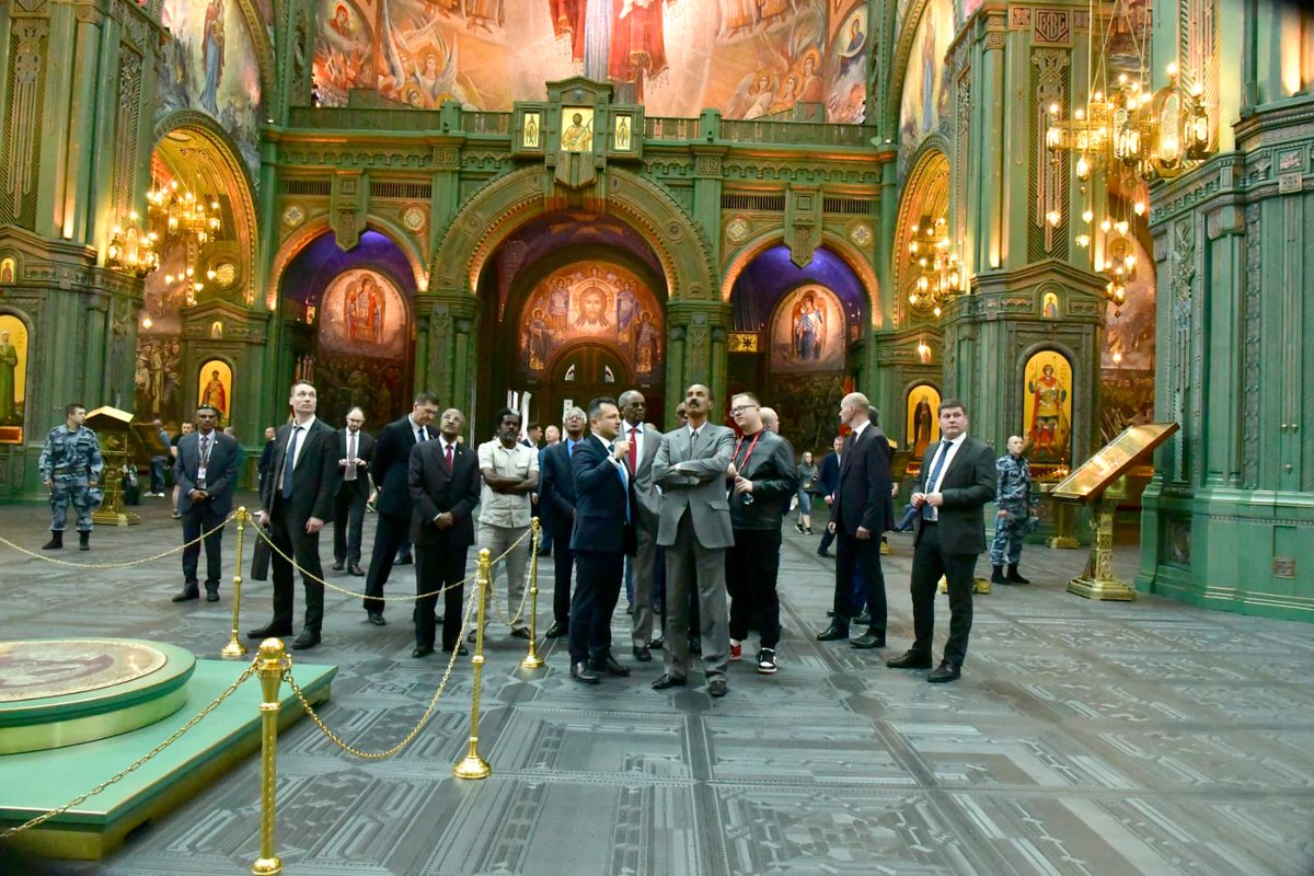 Sanpaulo888's tweet photo. #Eritrea President #Isaias_Afwerki and his #delegation visited today the #Patriots_Park which commemorates the Martyrs in the #Second_World, and the #Army_Expo that displays historical developments of Soviet armaments. https://t.co/3w93R9UOei